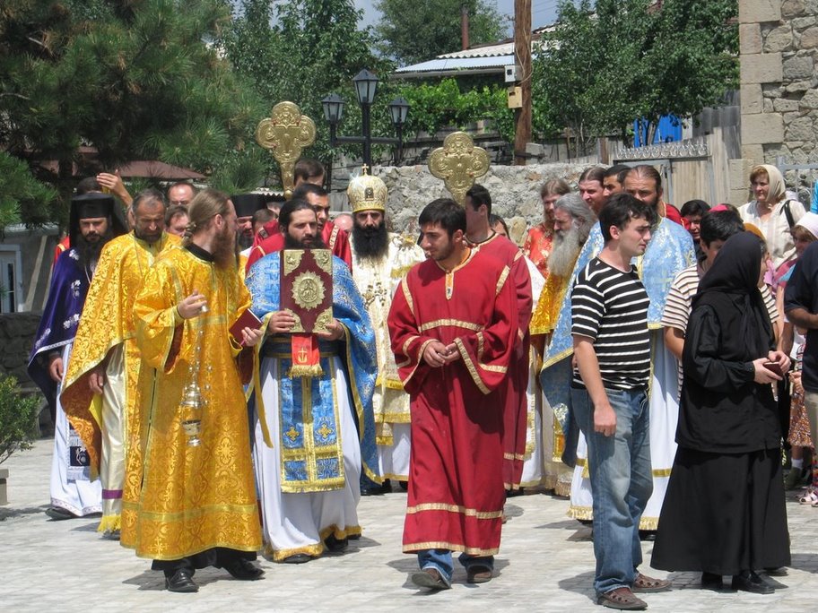 Како да се однесуваме кон грешките на свештеникот?