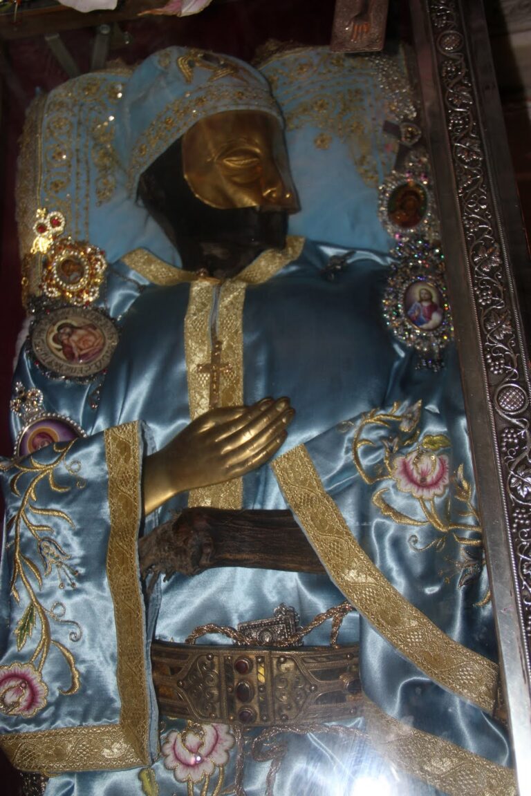 Почитување на светите мошти