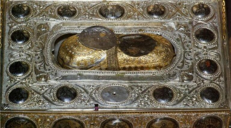 Кандилото и моштите на света Ана